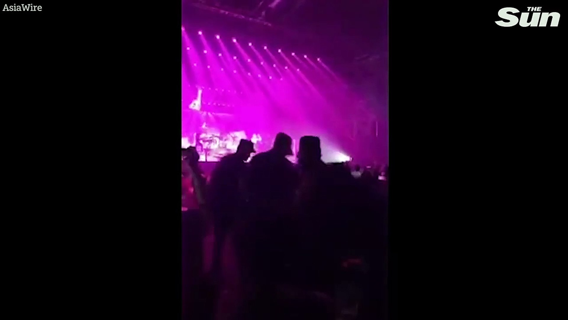 ⁣Dua Lipa llora durante un concierto en China