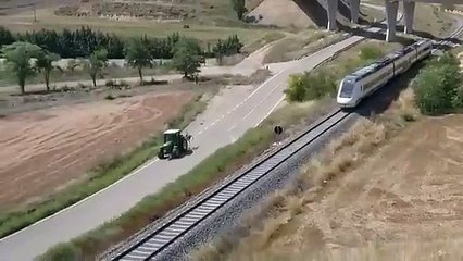 ¿Sabías que un tractor va más rápido que el tren a su paso por Teruel?