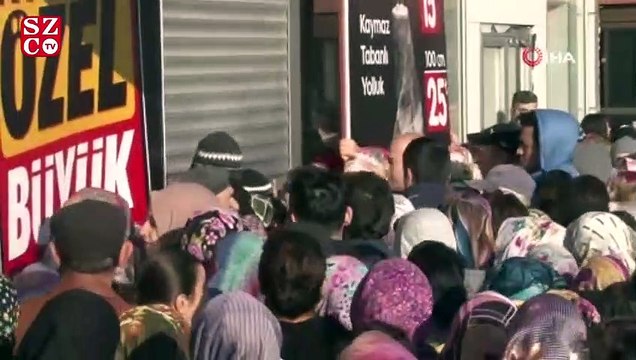 Antalya’da bedava halı ve paspas için birbirlerini ezdiler