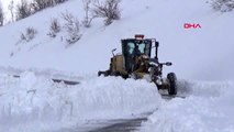 Muş'ta kardan kapanan köy yolları açılıyor