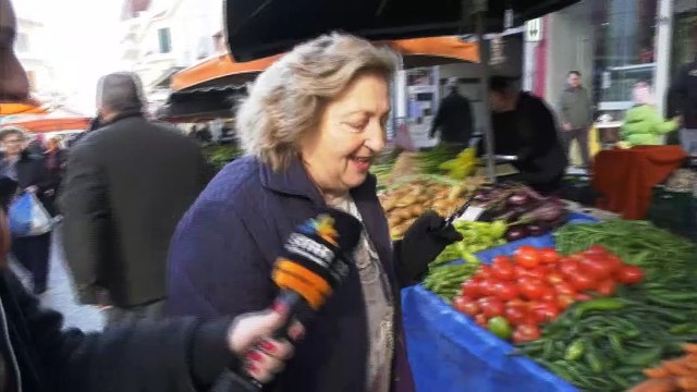 Τα τελευταία ψώνια κάνουν οι πολίτες της Λαμίας για το Πρωτοχρονιάτικο τραπέζι