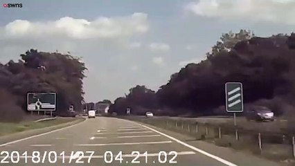 Esta furgoneta circula a gran velocidad y sale volando al acabarse la carretera