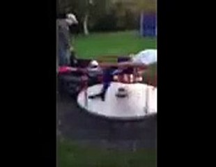 Un niño sufre graves lesiones cerebrales tras ser sometido a un 'desafío' de YouTube en este columpio