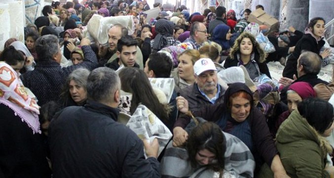 Bedava halı ve paspas için birbirlerini ezdiler