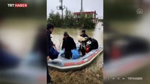 Su baskını nedeniyle mahsur kalan çift ve köpekleri botla kurtarıldı