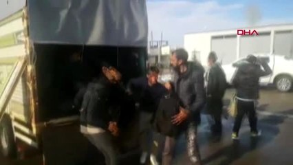 Van'da kamyonetten 63 kaçak göçmen çıktı