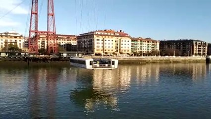Vizcaínos aprovechan el buen tiempo para cruzar el Puente de Bizkaia
