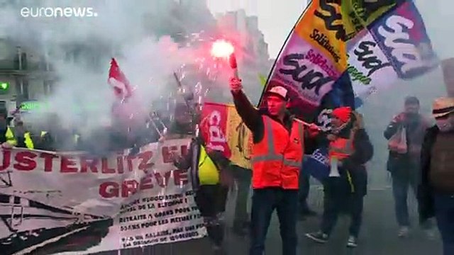 السترات الصفراء والنقابات معا ضد ماكرون في اليوم الـ24 للإضراب بفرنسا