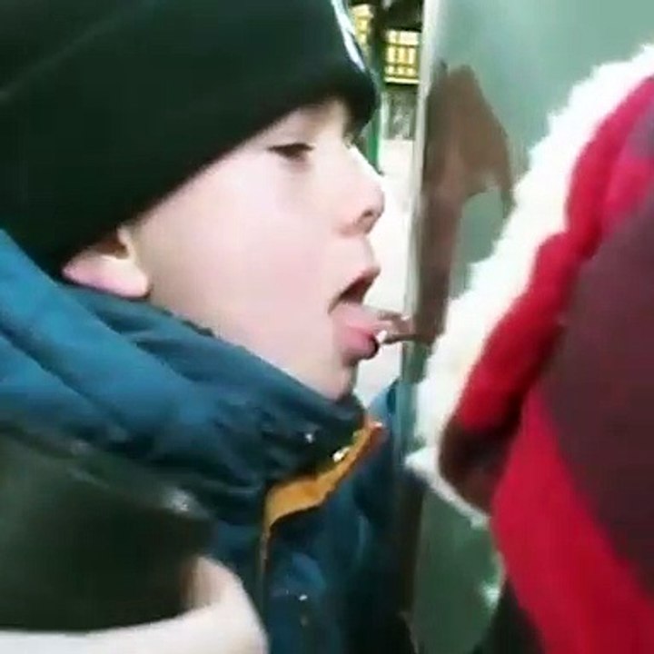 Ce gamin idiot se retrouve avec la langue collée sur une barre métallique gelée