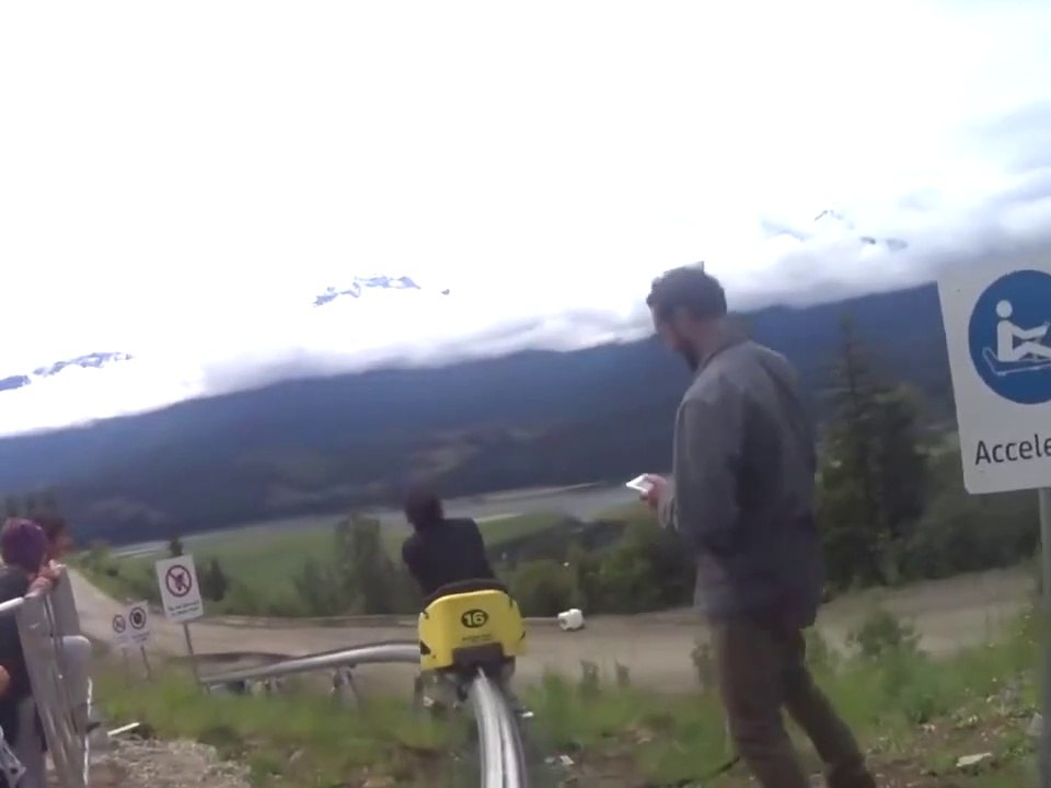 Ces luges sur rail vous font faire des descentes vertigineuses en montagne