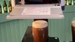Une machine qui dessine sur la mousse de votre bière