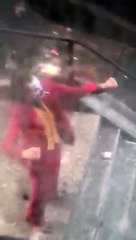 Scène de l'escalier du JOKER filmée par un habitant de l'immeuble voisin !