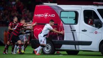 Futbolistas brasileños suspenden el partido para empujar una ambulancia fuera del campo