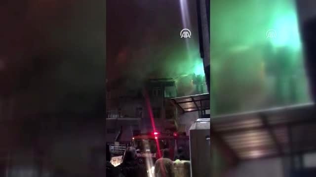 Bağcılar'da çatı katında çıkan yangın söndürüldü