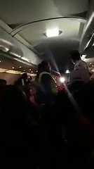 Monta este escándalo y amenaza con abrir la puerta del avión por "tener mucho calor"