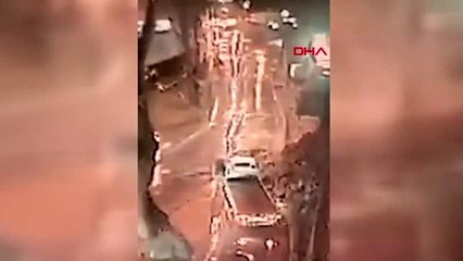 Sarıyer'de istinat duvarının yola çökme anı kamerada