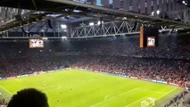 Ky-Mani Marley entona una icónica canción de su padre con los aficionados en el estadio de Ajax