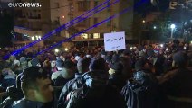 لبنانيون يتظاهرون أمام منزل رئيس الحكومة حسان دياب احتجاجا على تكليفه