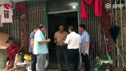 Estos trabajadores se rompen el brazo al salvar a una niña de estrellarse contra el suelo