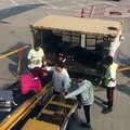 Pillan a estos trabajadores del aeropuerto de Hong Kong tratando a la patada los equipajes