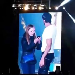 Enrique Iglesias besa en la boca a una joven espectadora durante un concierto en Ucrania