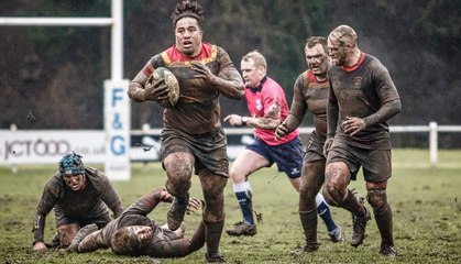 El balón de rugby vuela a hacia el niño y este 'héroe' lo salva