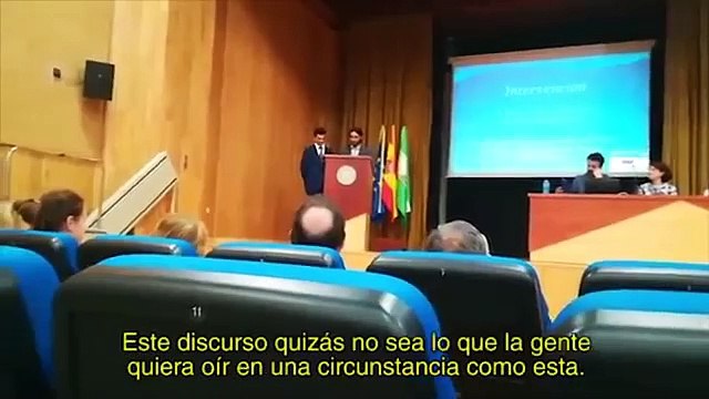 Estos dos alumnos dejan por el suelo a la Universidad en su discurso de graduación
