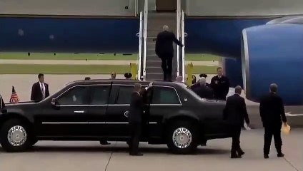 Trump sube al avión con algo pegado a su zapato que parece papel higiénico