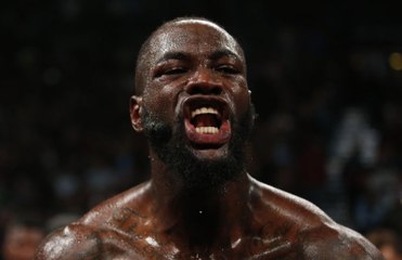 El boxeador Deontay Wilder pide disculpas tras tumbar a una mascota televisiva de un puñetazo