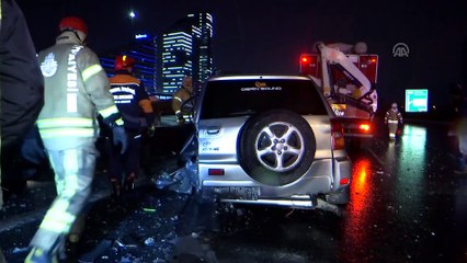 İstanbul'da bariyerlere çarpan cipteki 3 kişi yaralandı