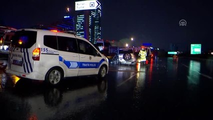 İstanbul'da bariyerlere çarpan cipteki 3 kişi yaralandı