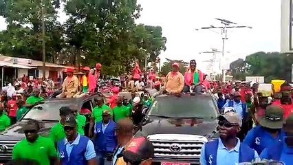 Le cortège continue de drainer des foules dans la rue