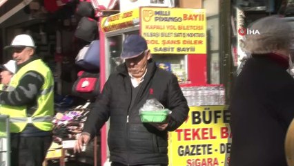 Emekli maaşının yarısını sokak hayvanlarına harcıyor... Ekrem amcanın yolunu gözleyen kedi ve köpekler bir saat önceden yerlerini alıyor