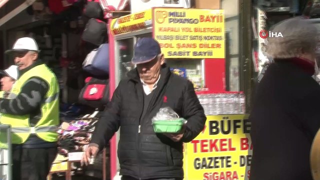 Emekli maaşının yarısını sokak hayvanlarına harcıyor... Ekrem amcanın yolunu gözleyen kedi ve köpekler bir saat önceden yerlerini alıyor
