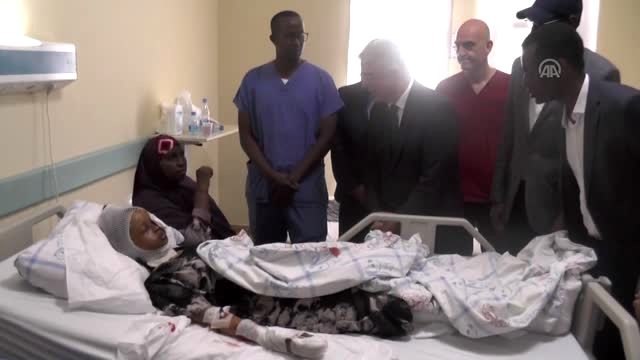 Türkiye'nin Mogadişu Büyükelçisi Yılmaz Somali'deki bombalı saldırıda yaralananları ziyaret etti