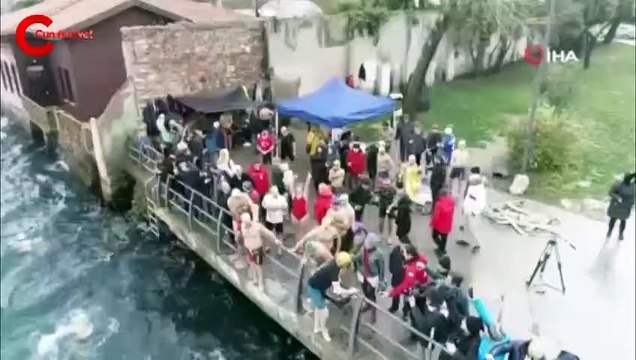 Boğaz'da şaşkına çeviren manzara: Buz gibi suya atlayıp böyle yüzdüler
