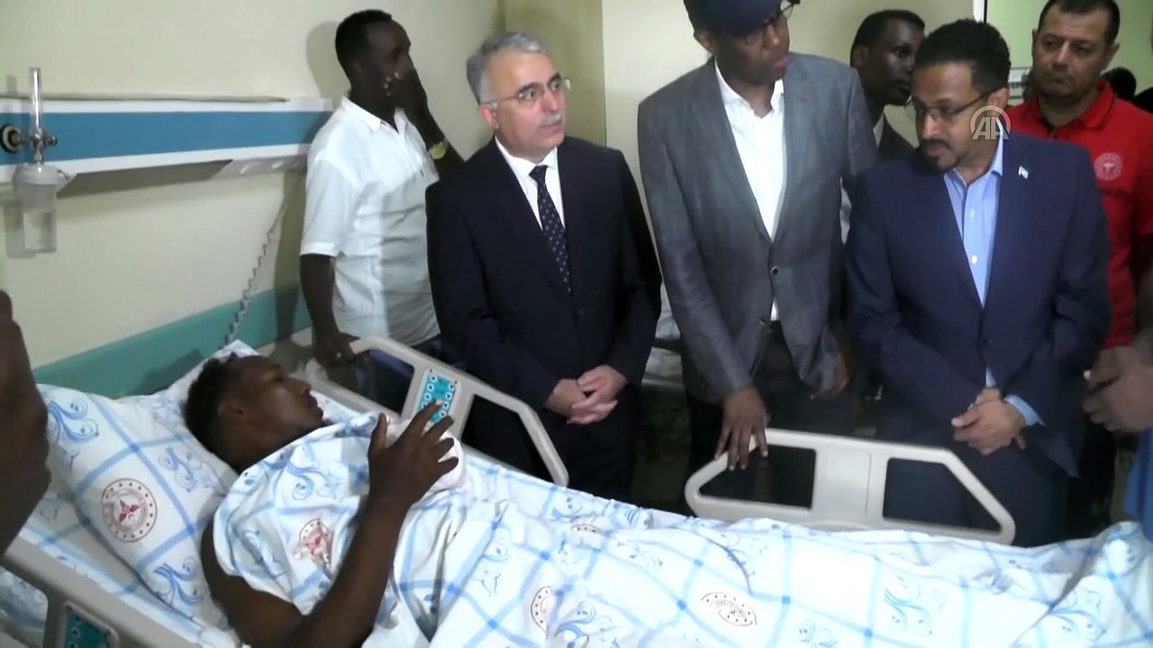 Türkiye'nin Mogadişu Büyükelçisi Yılmaz Somali'deki bombalı saldırıda yaralananları ziyaret etti