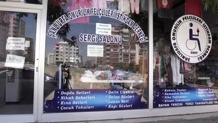 Engelliler Afrika'da su kuyusu açtırmak için çanta dikiyor