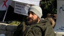 لاجئ سوري يعتصم أمام منزل السفير الروسي بواشنطن تنديدا بقصف إدلب