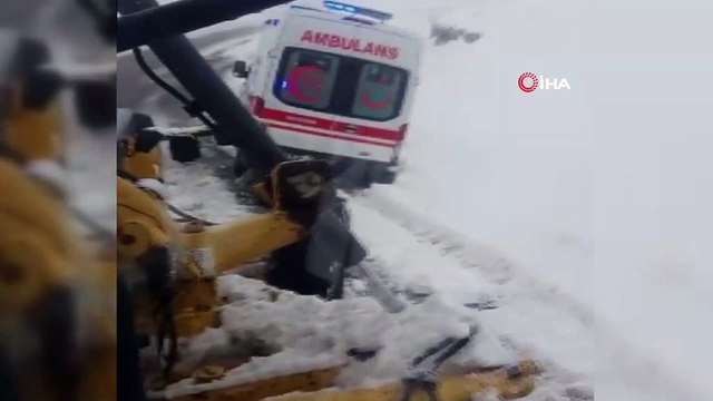 Hasta almaya giderken kara saplanan ambulans iş makinesi ile kurtarıldı