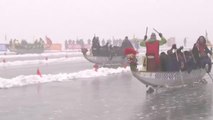 La ciudad China de Jinzhou celebra su tradicional carrera de 'botes dragón' sobre el hielo