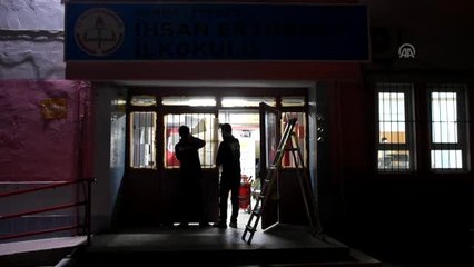 Fabrika genel müdürü, personeli ile Turgutlu'da okul boyadı