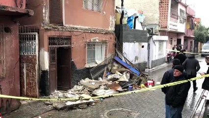 Çöken balkondan düşen kadın hafif yaralandı