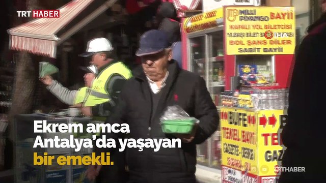 Emekli maaşının yarısını sokak hayvanlarına harcıyor