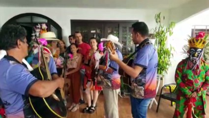 Residências de Cascavel recebem Folia de Reis