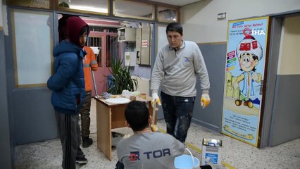 Genel müdür işçilerini toplayıp okul boyadı