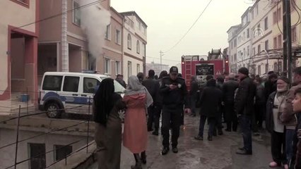 Ateşe verdiği evde kendisini odaya kilitleyen kişiyi polis kurtardı