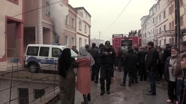 Ateşe verdiği evde kendisini odaya kilitleyen kişiyi polis kurtardı
