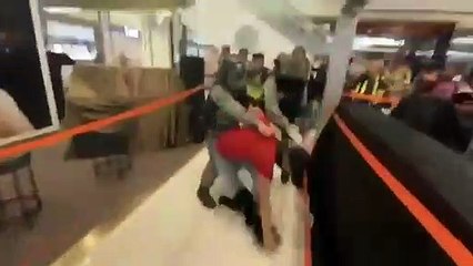 Hong Kong'da Çinli iş insanlarını protesto eden halka polis saldırdı