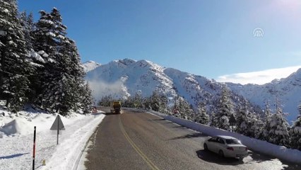 Download Video: Antalya-Konya yolunda kar kalınlığı yarım metreye ulaştı - ANTALYA